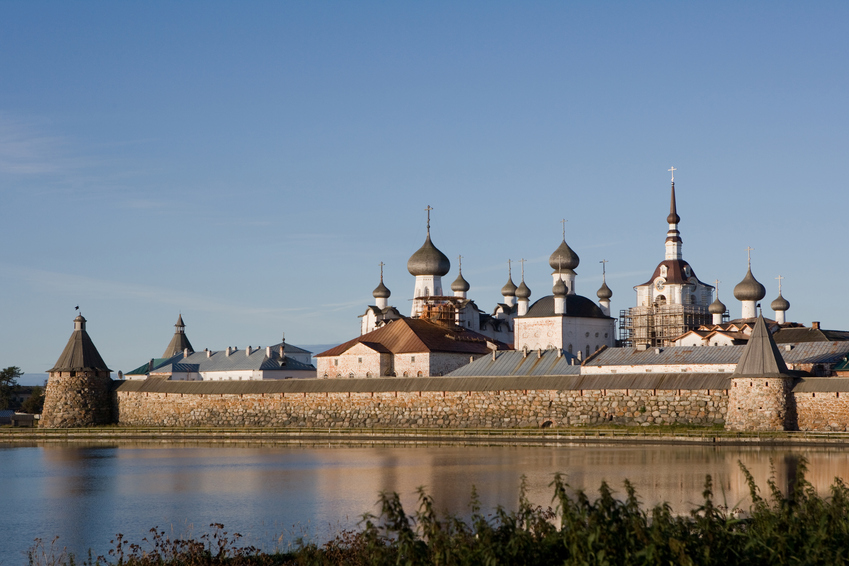 Спасо-Преображенский Соловецкий монастырь утром со стороны Святого озера